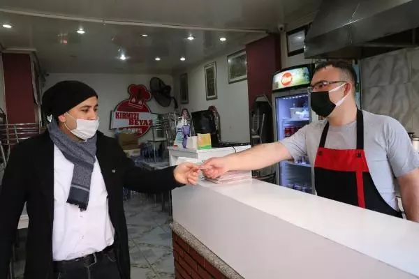Esnaftan topladığı yiyecekleri sokak köpeklerine dağıtıyor Esnaftan topladığı yiyecekleri sokak köpeklerine dağıtıyor