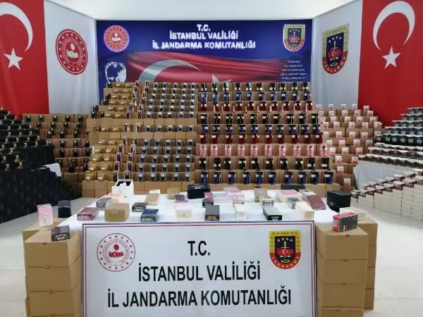 Fatih'te 20 milyon liralık sahte parfümün yakalandığı operasyon kamerada Fatih'te 20 milyon liralık sahte parfümün yakalandığı operasyon kamerada