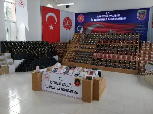 Fatih'te 20 milyon liralık sahte parfümün yakalandığı operasyon kamerada Fatih'te 20 milyon liralık sahte parfümün yakalandığı operasyon kamerada