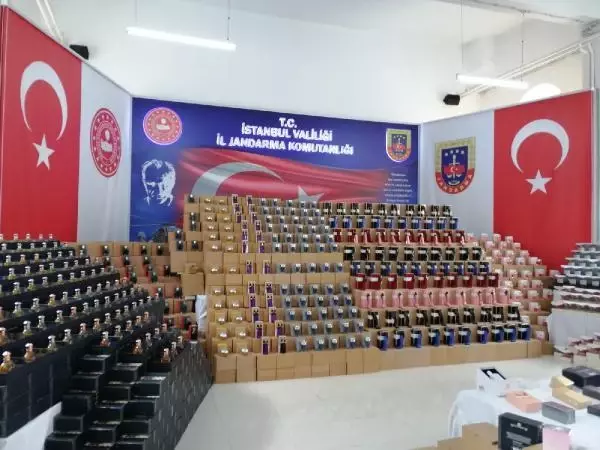 Fatih'te 20 milyon liralık sahte parfümün yakalandığı operasyon kamerada Fatih'te 20 milyon liralık sahte parfümün yakalandığı operasyon kamerada