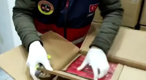 Fatih'te 20 milyon liralık sahte parfümün yakalandığı operasyon kamerada Fatih'te 20 milyon liralık sahte parfümün yakalandığı operasyon kamerada