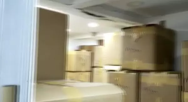 Fatih'te 20 milyon liralık sahte parfümün yakalandığı operasyon kamerada Fatih'te 20 milyon liralık sahte parfümün yakalandığı operasyon kamerada