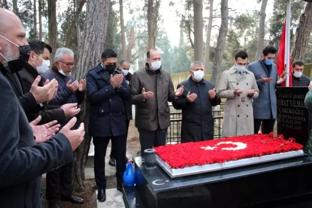 Son dakika haberleri: Fırat Yılmaz Çakıroğlu, ölümünün 6'ıncı yılında kabri başında anıldı Son dakika haberleri: Fırat Yılmaz Çakıroğlu, ölümünün 6'ıncı yılında kabri başında anıldı
