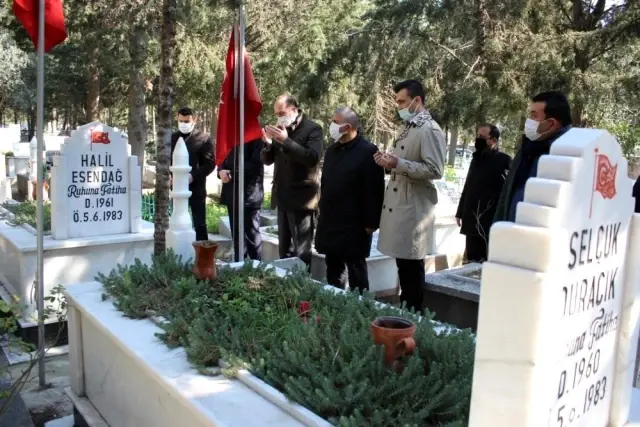 Son dakika haberleri: Fırat Yılmaz Çakıroğlu, ölümünün 6'ıncı yılında kabri başında anıldı Son dakika haberleri: Fırat Yılmaz Çakıroğlu, ölümünün 6'ıncı yılında kabri başında anıldı
