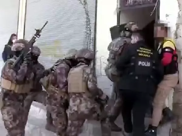 Gaziantep'te, 750 polisle uyuşturucu operasyonunda 29 kişiye gözaltı Gaziantep'te, 750 polisle uyuşturucu operasyonunda 29 kişiye gözaltı