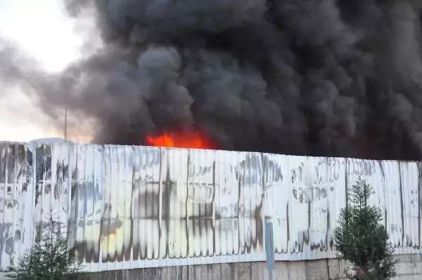 Son Dakika | Geri dönüşüm tesisinde korkutan yangın; gökyüzü dumanla kaplandı (2) Son Dakika | Geri dönüşüm tesisinde korkutan yangın; gökyüzü dumanla kaplandı (2)