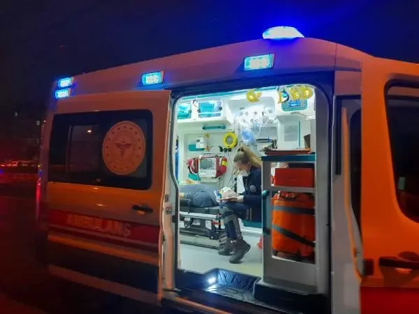 Güngören'de hafif ticari araç belediye aracıyla çarpıştı: 1'i ağır 5 yaralı Güngören'de hafif ticari araç belediye aracıyla çarpıştı: 1'i ağır 5 yaralı