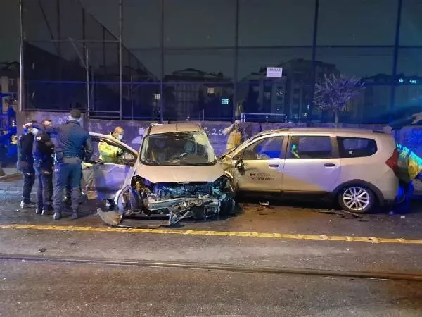 Güngören'de hafif ticari araç belediye aracıyla çarpıştı: 1'i ağır 5 yaralı Güngören'de hafif ticari araç belediye aracıyla çarpıştı: 1'i ağır 5 yaralı