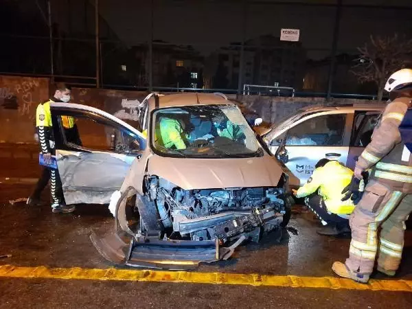 Güngören'de hafif ticari araç belediye aracıyla çarpıştı: 1'i ağır 5 yaralı Güngören'de hafif ticari araç belediye aracıyla çarpıştı: 1'i ağır 5 yaralı