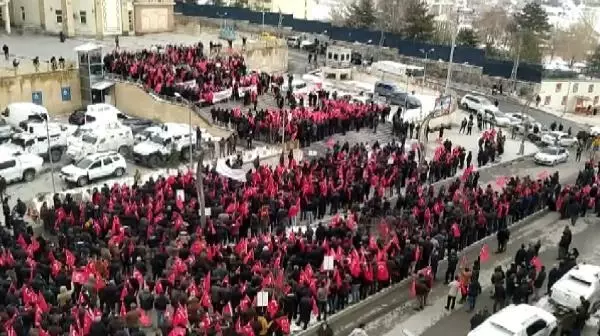 Hakkari, Gara şehitleri için tek yürek oldu (1) Hakkari, Gara şehitleri için tek yürek oldu (1)
