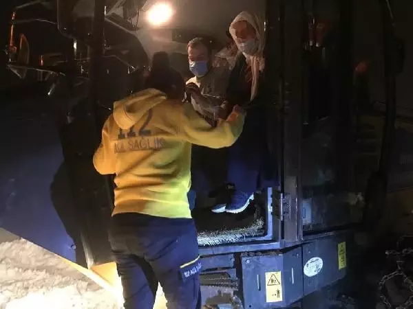 Son dakika haberleri | Hasta kadın karlı yolda, iş makinesi ile ambulansa taşındı Son dakika haberleri | Hasta kadın karlı yolda, iş makinesi ile ambulansa taşındı