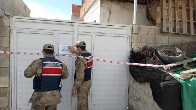 Eve giren hırsız, bir mahalleden 2'si mutasyonlu olmak üzere 11 kişiye korona bulaştırdı Eve giren hırsız, bir mahalleden 2'si mutasyonlu olmak üzere 11 kişiye korona bulaştırdı
