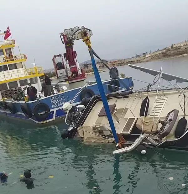 Hortumun vurduğu Alaçatı'da tamir ve tadilat çalışmaları sürüyor Hortumun vurduğu Alaçatı'da tamir ve tadilat çalışmaları sürüyor