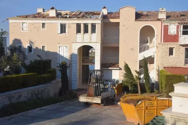Hortumun vurduğu Alaçatı'da tamir ve tadilat çalışmaları sürüyor Hortumun vurduğu Alaçatı'da tamir ve tadilat çalışmaları sürüyor