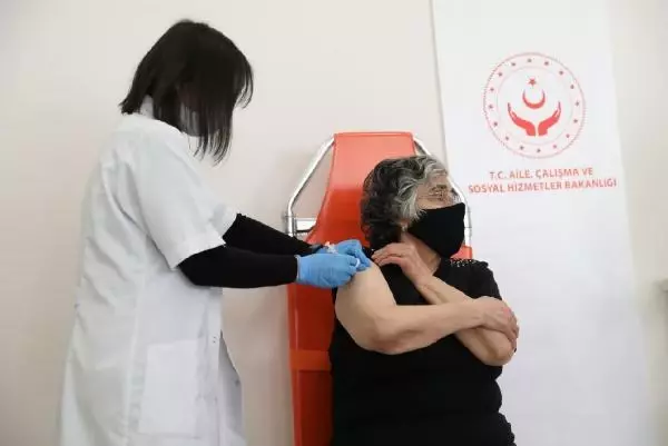 Son dakika haber: Huzurevlerindeki vatandaşların ikinci doz aşılarının yapılmasına başlandı (2) Son dakika haber: Huzurevlerindeki vatandaşların ikinci doz aşılarının yapılmasına başlandı (2)