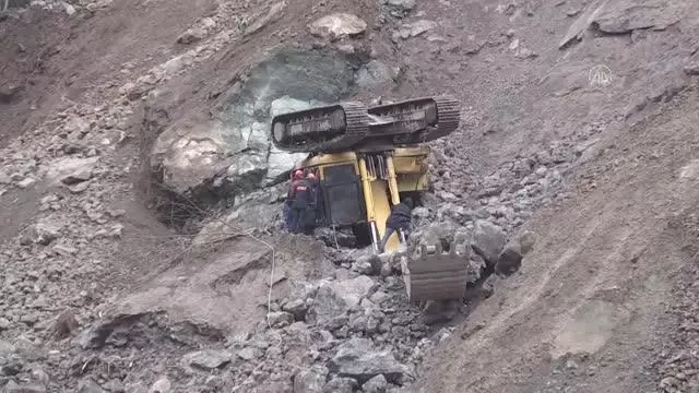 Son dakika haberi... İş makinesinin devrilmesi sonucu 1 işçi öldü, 1 işçi yaralandı (2) Son dakika haberi... İş makinesinin devrilmesi sonucu 1 işçi öldü, 1 işçi yaralandı (2)