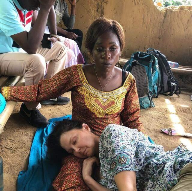 Issız ormanda bacağını kıran oyuncu Ashley Judd, 55 saatte hastaneye ulaştı Issız ormanda bacağını kıran oyuncu Ashley Judd, 55 saatte hastaneye ulaştı