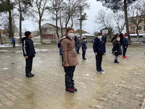 İstanbul'da yüz yüze eğitim mahalle ve köy okullarında başladı İstanbul'da yüz yüze eğitim mahalle ve köy okullarında başladı