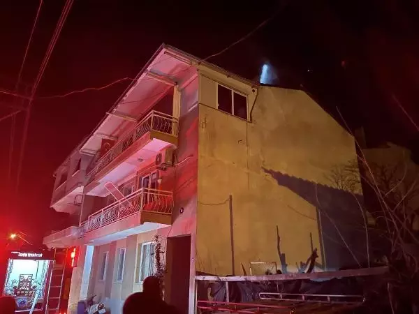 Son dakika haber | İzmir'de bir binanın çatı katında çıkan yangın korkuttu Son dakika haber | İzmir'de bir binanın çatı katında çıkan yangın korkuttu