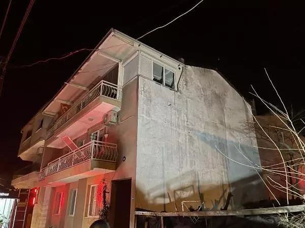 Son dakika haber | İzmir'de bir binanın çatı katında çıkan yangın korkuttu Son dakika haber | İzmir'de bir binanın çatı katında çıkan yangın korkuttu