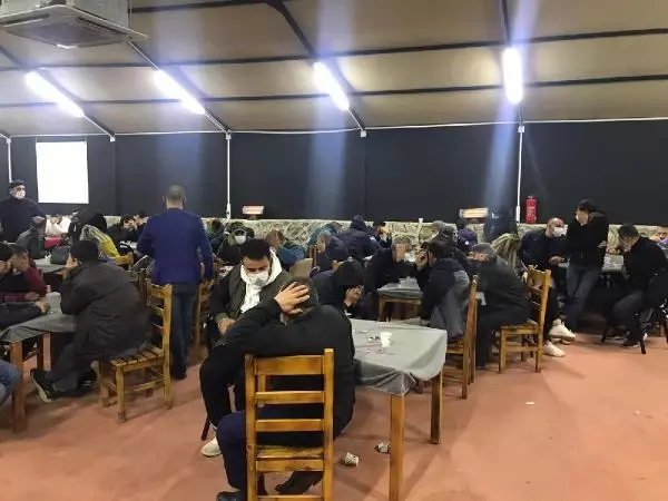 İzmir'de kumar baskını: 763 bin 760 lira para cezası kesildi İzmir'de kumar baskını: 763 bin 760 lira para cezası kesildi