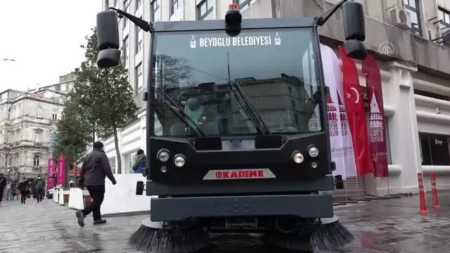 Kademe AŞ, yerli süpürme araçlarını Beyoğlu Belediyesi'ne teslim etti Kademe AŞ, yerli süpürme araçlarını Beyoğlu Belediyesi'ne teslim etti
