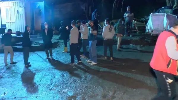 Kadıköy'de kağıt toplayıcıların barakalarına giren hırsızlar, cep telefonlarını çaldılar Kadıköy'de kağıt toplayıcıların barakalarına giren hırsızlar, cep telefonlarını çaldılar
