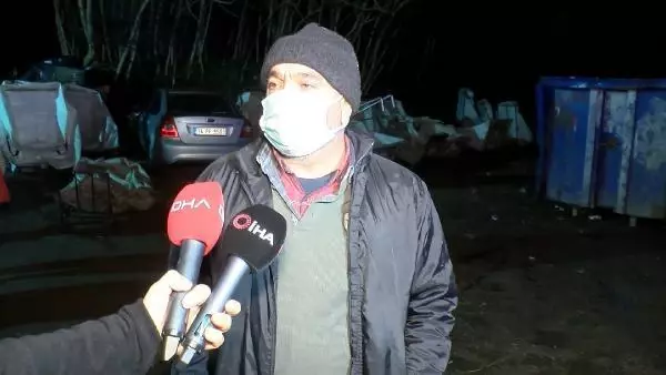 Kadıköy'de kağıt toplayıcıların barakalarına giren hırsızlar, cep telefonlarını çaldılar Kadıköy'de kağıt toplayıcıların barakalarına giren hırsızlar, cep telefonlarını çaldılar