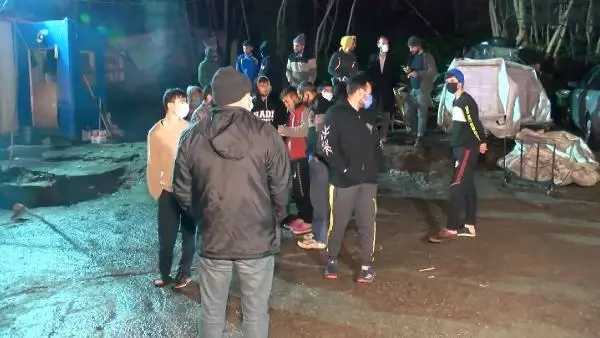 Kadıköy'de kağıt toplayıcıların barakalarına giren hırsızlar, cep telefonlarını çaldılar Kadıköy'de kağıt toplayıcıların barakalarına giren hırsızlar, cep telefonlarını çaldılar