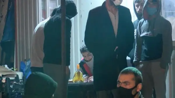 Kadıköy'de kağıt toplayıcıların barakalarına giren hırsızlar, cep telefonlarını çaldılar Kadıköy'de kağıt toplayıcıların barakalarına giren hırsızlar, cep telefonlarını çaldılar