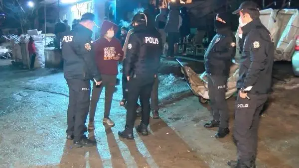 Kadıköy'de kağıt toplayıcıların barakalarına giren hırsızlar, cep telefonlarını çaldılar Kadıköy'de kağıt toplayıcıların barakalarına giren hırsızlar, cep telefonlarını çaldılar