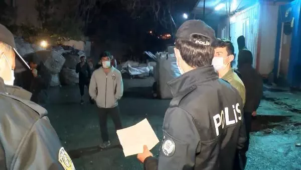 Kadıköy'de kağıt toplayıcıların barakalarına giren hırsızlar, cep telefonlarını çaldılar Kadıköy'de kağıt toplayıcıların barakalarına giren hırsızlar, cep telefonlarını çaldılar