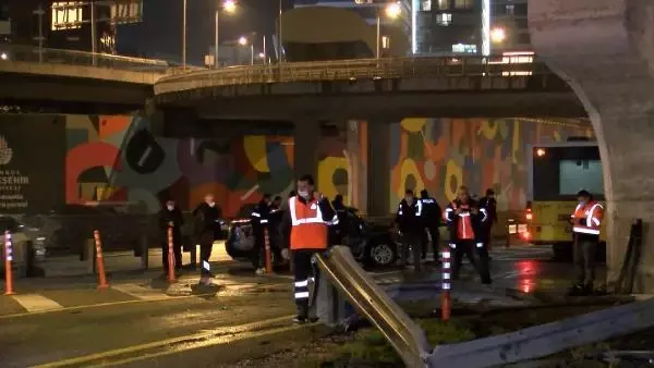Kadıköy'de metrobüsle kafa kafaya çarpışmaktan son anda kurtuldu Kadıköy'de metrobüsle kafa kafaya çarpışmaktan son anda kurtuldu