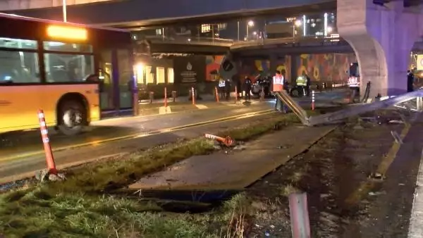 Kadıköy'de metrobüsle kafa kafaya çarpışmaktan son anda kurtuldu Kadıköy'de metrobüsle kafa kafaya çarpışmaktan son anda kurtuldu