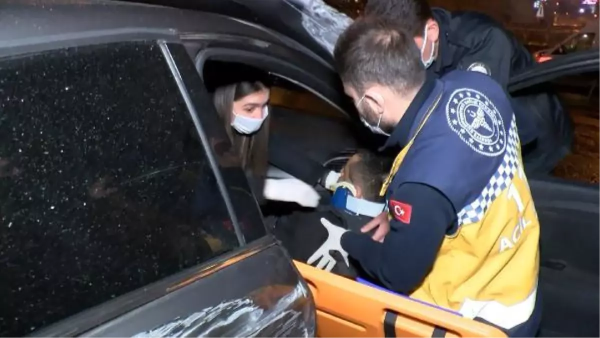 Kadıköy'de metrobüsle kafa kafaya çarpışmaktan son anda kurtuldu