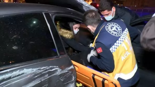 Kadıköy'de metrobüsle kafa kafaya çarpışmaktan son anda kurtuldu Kadıköy'de metrobüsle kafa kafaya çarpışmaktan son anda kurtuldu