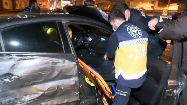 Kadıköy'de metrobüsle kafa kafaya çarpışmaktan son anda kurtuldu Kadıköy'de metrobüsle kafa kafaya çarpışmaktan son anda kurtuldu