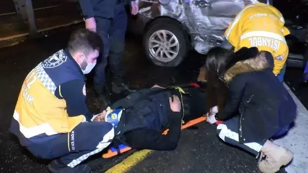Kadıköy'de metrobüsle kafa kafaya çarpışmaktan son anda kurtuldu Kadıköy'de metrobüsle kafa kafaya çarpışmaktan son anda kurtuldu