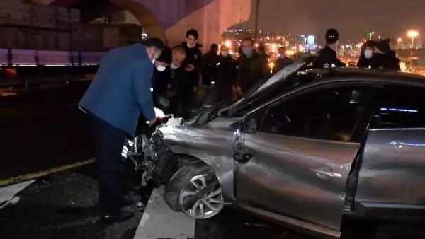 Kadıköy'de metrobüsle kafa kafaya çarpışmaktan son anda kurtuldu Kadıköy'de metrobüsle kafa kafaya çarpışmaktan son anda kurtuldu