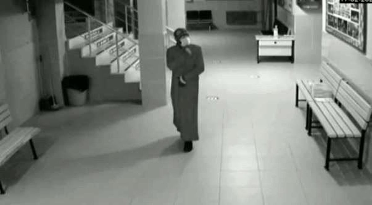 Kadın kıyafeti giyerek okulda hırsızlık yaptılar! O anlar kamerada