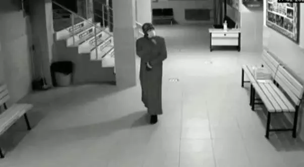 Kadın kıyafeti giyerek okulda hırsızlık yaptılar! O anlar kamerada Kadın kıyafeti giyerek okulda hırsızlık yaptılar! O anlar kamerada