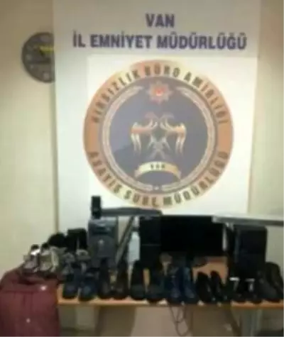 Kadın kıyafeti giyerek okulda hırsızlık yaptılar! O anlar kamerada Kadın kıyafeti giyerek okulda hırsızlık yaptılar! O anlar kamerada