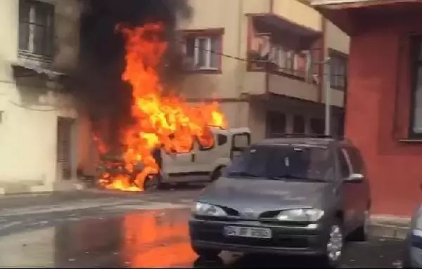 (Kağıthane'de alev alan araç doğal gaz kutusuna çarptı; faciadan dönüldü (Kağıthane'de alev alan araç doğal gaz kutusuna çarptı; faciadan dönüldü