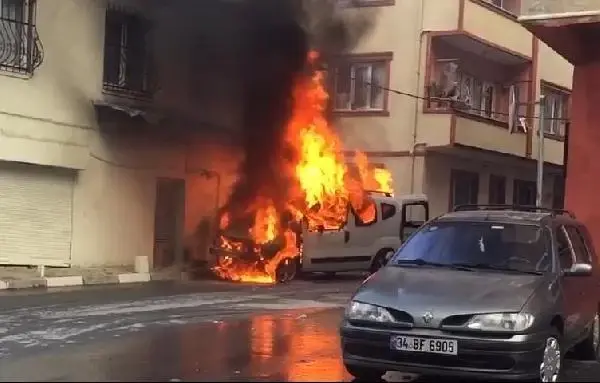 (Kağıthane'de alev alan araç doğal gaz kutusuna çarptı; faciadan dönüldü (Kağıthane'de alev alan araç doğal gaz kutusuna çarptı; faciadan dönüldü