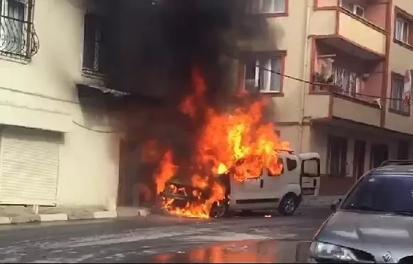 (Kağıthane'de alev alan araç doğal gaz kutusuna çarptı; faciadan dönüldü (Kağıthane'de alev alan araç doğal gaz kutusuna çarptı; faciadan dönüldü