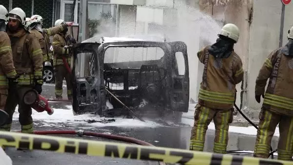 (Kağıthane'de alev alan araç doğal gaz kutusuna çarptı; faciadan dönüldü (Kağıthane'de alev alan araç doğal gaz kutusuna çarptı; faciadan dönüldü