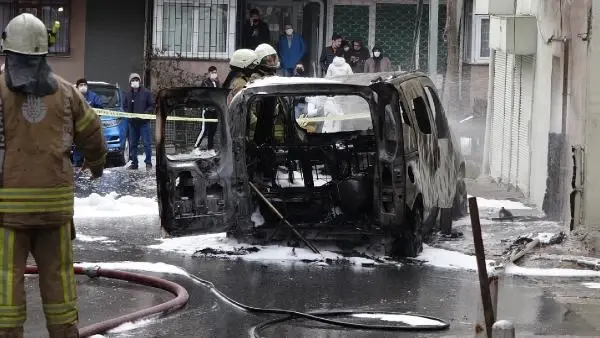 (Kağıthane'de alev alan araç doğal gaz kutusuna çarptı; faciadan dönüldü (Kağıthane'de alev alan araç doğal gaz kutusuna çarptı; faciadan dönüldü