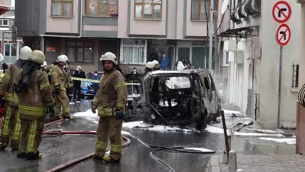 (Kağıthane'de alev alan araç doğal gaz kutusuna çarptı; faciadan dönüldü (Kağıthane'de alev alan araç doğal gaz kutusuna çarptı; faciadan dönüldü