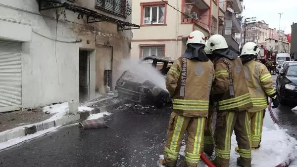 (Kağıthane'de alev alan araç doğal gaz kutusuna çarptı; faciadan dönüldü (Kağıthane'de alev alan araç doğal gaz kutusuna çarptı; faciadan dönüldü