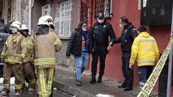 (Kağıthane'de alev alan araç doğal gaz kutusuna çarptı; faciadan dönüldü (Kağıthane'de alev alan araç doğal gaz kutusuna çarptı; faciadan dönüldü